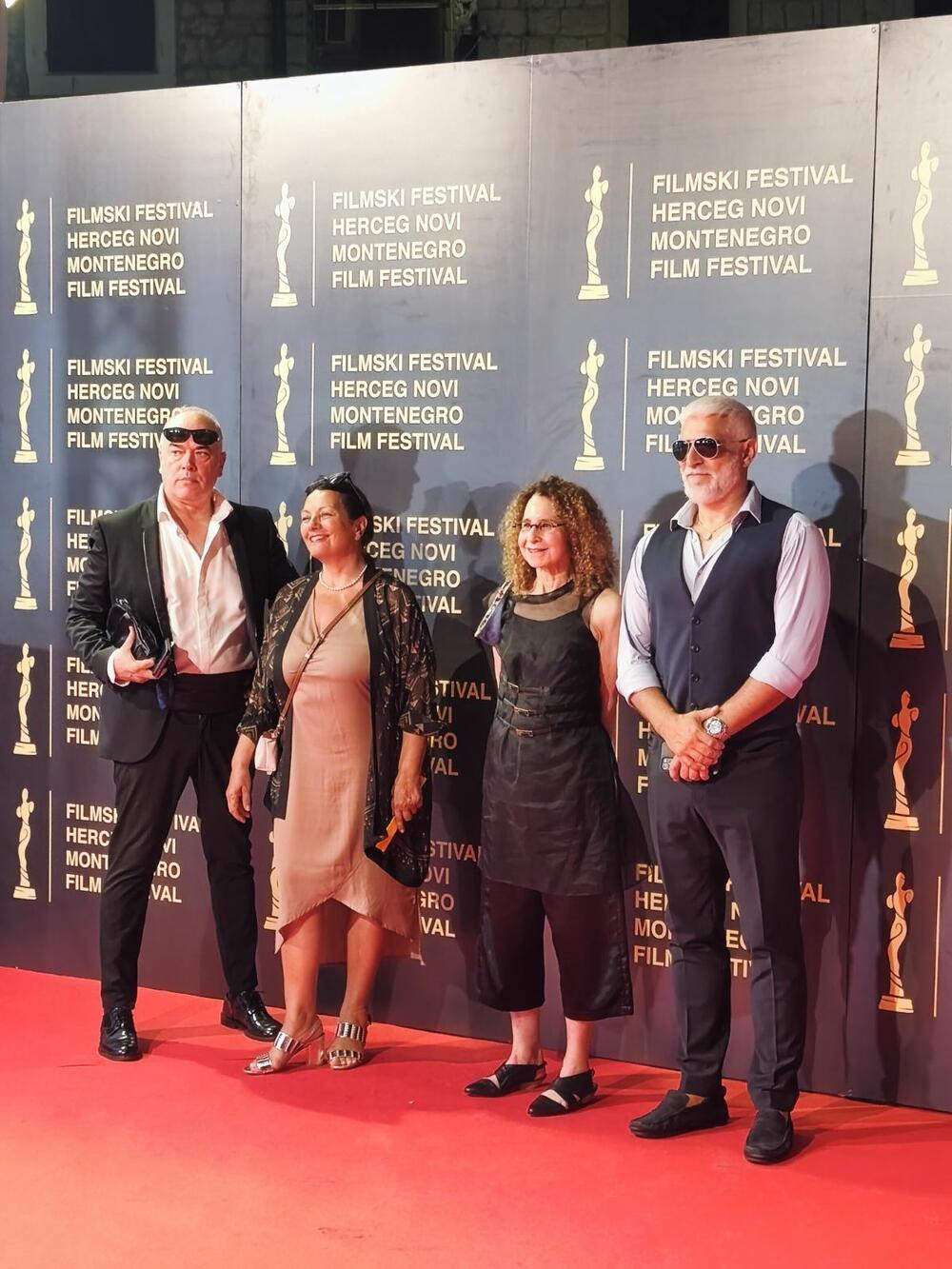 <p>Zainteresovani posjetioci, ljubitelji filma, ali i slučajni prolaznici okupili su se i mnogo prije nego što je defile počeo, a brojni regionalni i domaći gosti iz kinematografske industrije i medij razgovarali su sa protagonistima festivala, filmskim stvaraocima, organizatorima i brojnim posjetiocima</p>