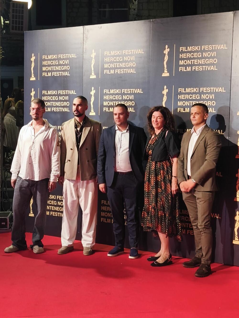 <p>Zainteresovani posjetioci, ljubitelji filma, ali i slučajni prolaznici okupili su se i mnogo prije nego što je defile počeo, a brojni regionalni i domaći gosti iz kinematografske industrije i medij razgovarali su sa protagonistima festivala, filmskim stvaraocima, organizatorima i brojnim posjetiocima</p>