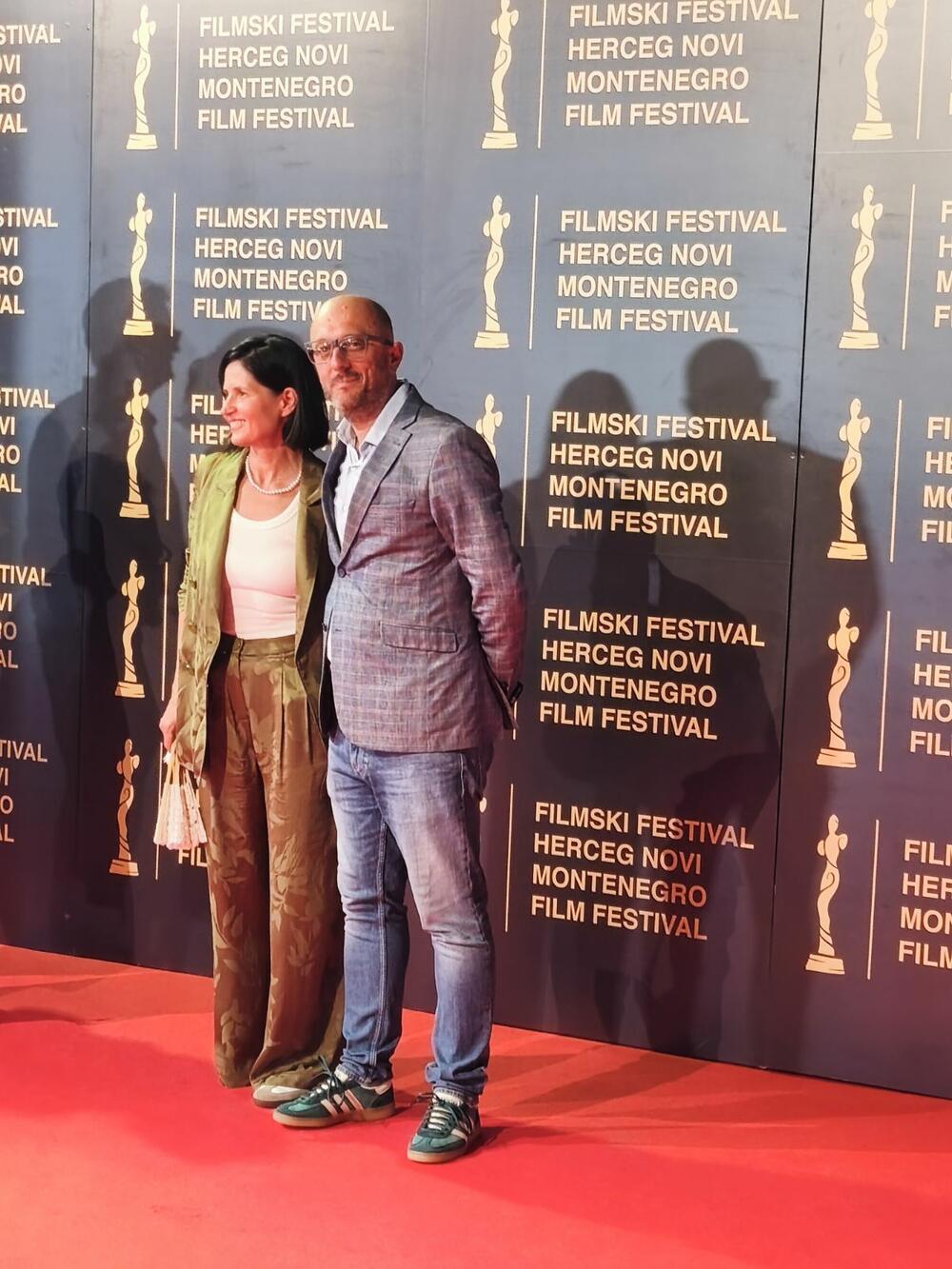 <p>Zainteresovani posjetioci, ljubitelji filma, ali i slučajni prolaznici okupili su se i mnogo prije nego što je defile počeo, a brojni regionalni i domaći gosti iz kinematografske industrije i medij razgovarali su sa protagonistima festivala, filmskim stvaraocima, organizatorima i brojnim posjetiocima</p>