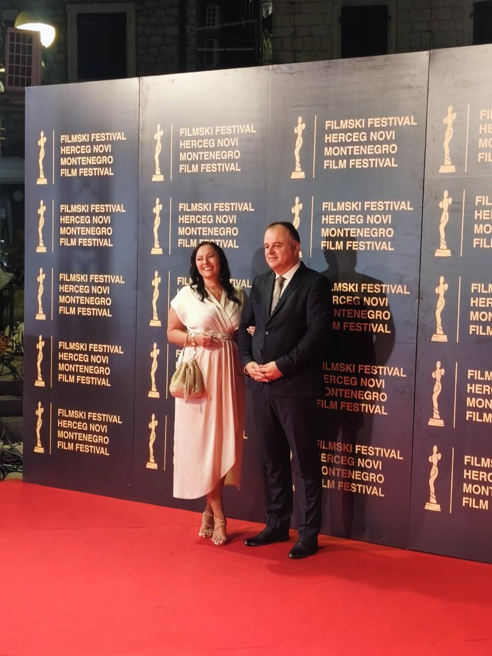 <p>Zainteresovani posjetioci, ljubitelji filma, ali i slučajni prolaznici okupili su se i mnogo prije nego što je defile počeo, a brojni regionalni i domaći gosti iz kinematografske industrije i medij razgovarali su sa protagonistima festivala, filmskim stvaraocima, organizatorima i brojnim posjetiocima</p>