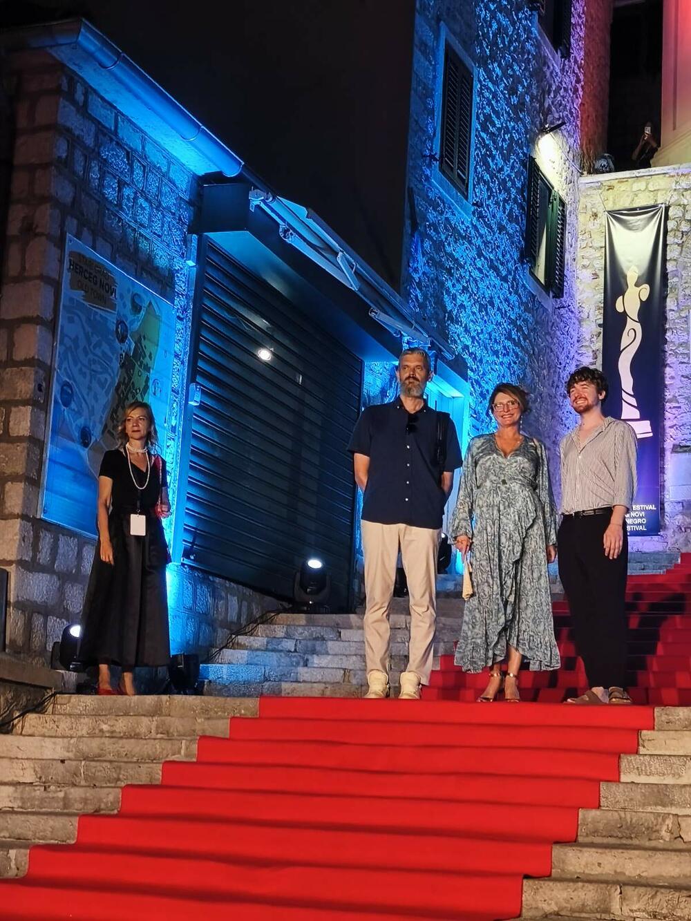 <p>Zainteresovani posjetioci, ljubitelji filma, ali i slučajni prolaznici okupili su se i mnogo prije nego što je defile počeo, a brojni regionalni i domaći gosti iz kinematografske industrije i medij razgovarali su sa protagonistima festivala, filmskim stvaraocima, organizatorima i brojnim posjetiocima</p>