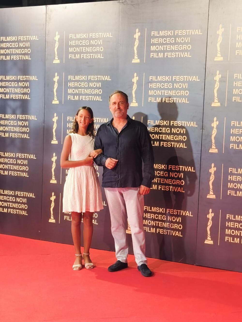 <p>Zainteresovani posjetioci, ljubitelji filma, ali i slučajni prolaznici okupili su se i mnogo prije nego što je defile počeo, a brojni regionalni i domaći gosti iz kinematografske industrije i medij razgovarali su sa protagonistima festivala, filmskim stvaraocima, organizatorima i brojnim posjetiocima</p>