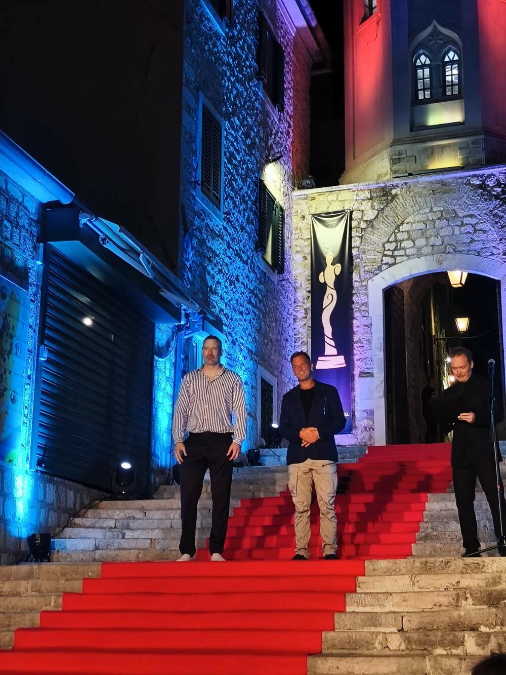<p>Zainteresovani posjetioci, ljubitelji filma, ali i slučajni prolaznici okupili su se i mnogo prije nego što je defile počeo, a brojni regionalni i domaći gosti iz kinematografske industrije i medij razgovarali su sa protagonistima festivala, filmskim stvaraocima, organizatorima i brojnim posjetiocima</p>