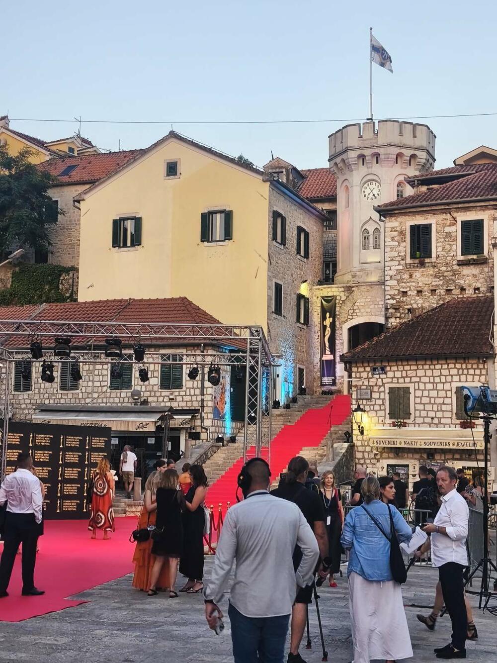 <p>Zainteresovani posjetioci, ljubitelji filma, ali i slučajni prolaznici okupili su se i mnogo prije nego što je defile počeo, a brojni regionalni i domaći gosti iz kinematografske industrije i medij razgovarali su sa protagonistima festivala, filmskim stvaraocima, organizatorima i brojnim posjetiocima</p>