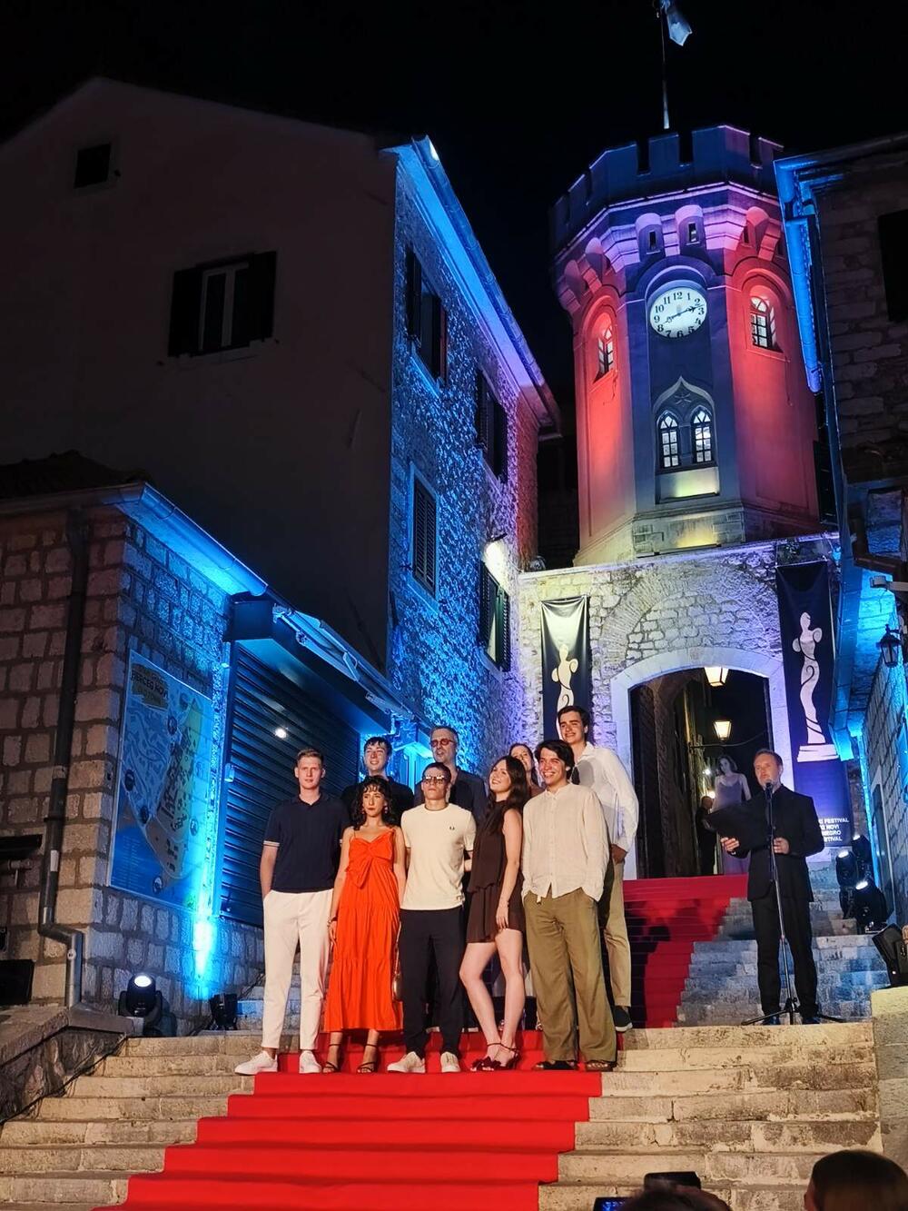 <p>Zainteresovani posjetioci, ljubitelji filma, ali i slučajni prolaznici okupili su se i mnogo prije nego što je defile počeo, a brojni regionalni i domaći gosti iz kinematografske industrije i medij razgovarali su sa protagonistima festivala, filmskim stvaraocima, organizatorima i brojnim posjetiocima</p>