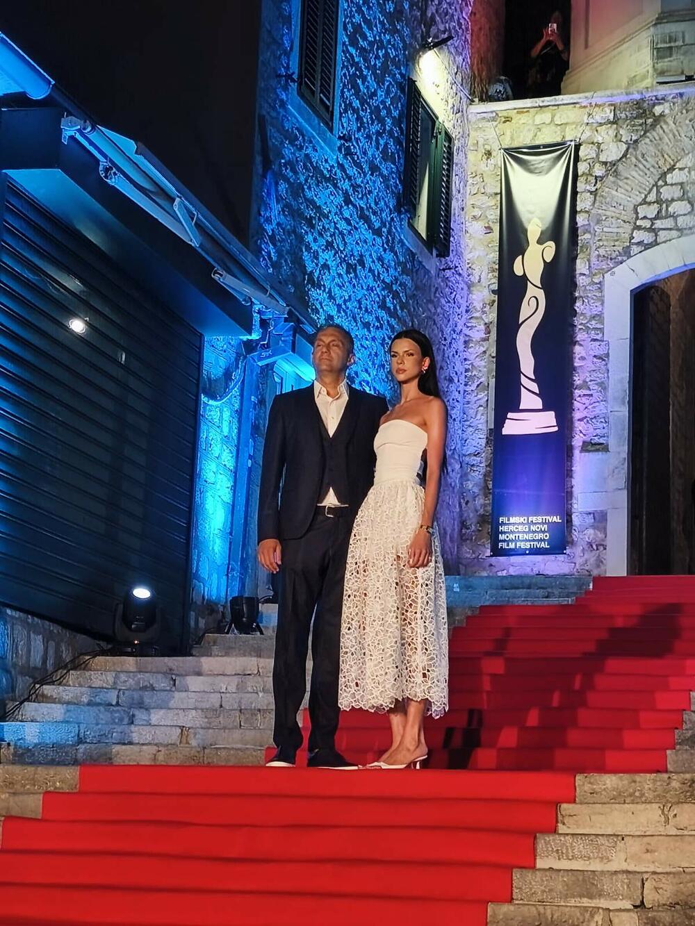 <p>Zainteresovani posjetioci, ljubitelji filma, ali i slučajni prolaznici okupili su se i mnogo prije nego što je defile počeo, a brojni regionalni i domaći gosti iz kinematografske industrije i medij razgovarali su sa protagonistima festivala, filmskim stvaraocima, organizatorima i brojnim posjetiocima</p>