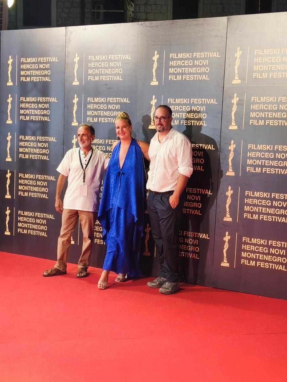 <p>Zainteresovani posjetioci, ljubitelji filma, ali i slučajni prolaznici okupili su se i mnogo prije nego što je defile počeo, a brojni regionalni i domaći gosti iz kinematografske industrije i medij razgovarali su sa protagonistima festivala, filmskim stvaraocima, organizatorima i brojnim posjetiocima</p>