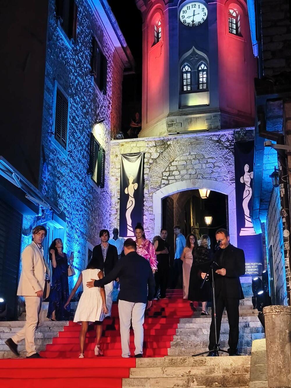 <p>Zainteresovani posjetioci, ljubitelji filma, ali i slučajni prolaznici okupili su se i mnogo prije nego što je defile počeo, a brojni regionalni i domaći gosti iz kinematografske industrije i medij razgovarali su sa protagonistima festivala, filmskim stvaraocima, organizatorima i brojnim posjetiocima</p>