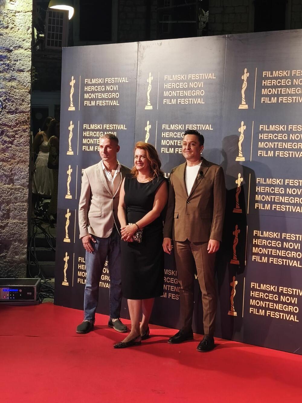 <p>Zainteresovani posjetioci, ljubitelji filma, ali i slučajni prolaznici okupili su se i mnogo prije nego što je defile počeo, a brojni regionalni i domaći gosti iz kinematografske industrije i medij razgovarali su sa protagonistima festivala, filmskim stvaraocima, organizatorima i brojnim posjetiocima</p>