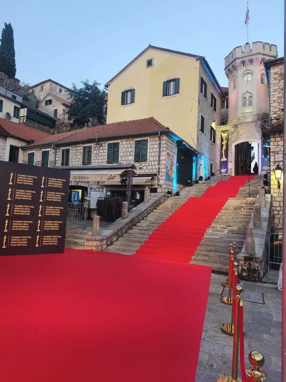 <p>Zainteresovani posjetioci, ljubitelji filma, ali i slučajni prolaznici okupili su se i mnogo prije nego što je defile počeo, a brojni regionalni i domaći gosti iz kinematografske industrije i medij razgovarali su sa protagonistima festivala, filmskim stvaraocima, organizatorima i brojnim posjetiocima</p>