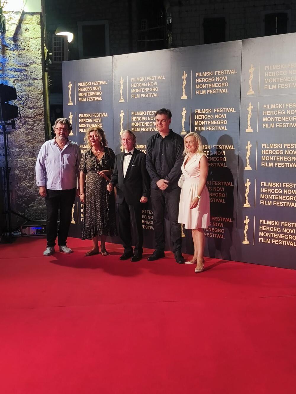 <p>Zainteresovani posjetioci, ljubitelji filma, ali i slučajni prolaznici okupili su se i mnogo prije nego što je defile počeo, a brojni regionalni i domaći gosti iz kinematografske industrije i medij razgovarali su sa protagonistima festivala, filmskim stvaraocima, organizatorima i brojnim posjetiocima</p>