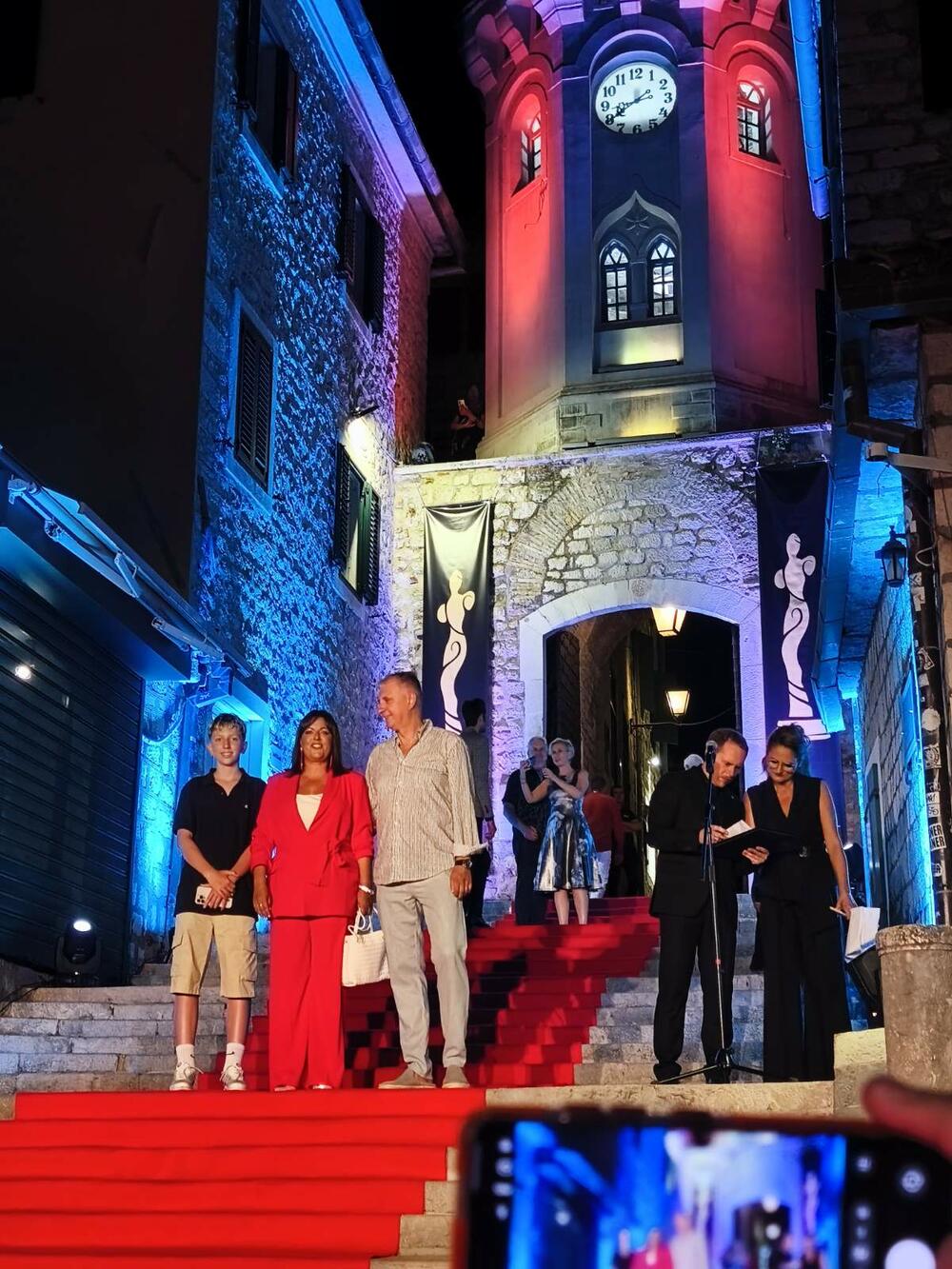 <p>Zainteresovani posjetioci, ljubitelji filma, ali i slučajni prolaznici okupili su se i mnogo prije nego što je defile počeo, a brojni regionalni i domaći gosti iz kinematografske industrije i medij razgovarali su sa protagonistima festivala, filmskim stvaraocima, organizatorima i brojnim posjetiocima</p>