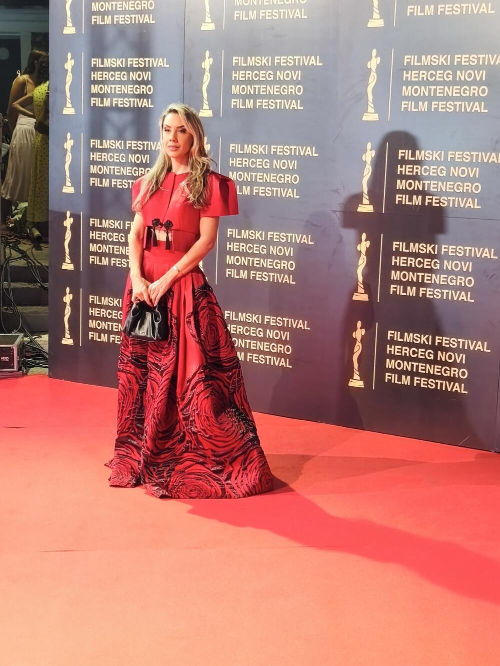 <p>Zainteresovani posjetioci, ljubitelji filma, ali i slučajni prolaznici okupili su se i mnogo prije nego što je defile počeo, a brojni regionalni i domaći gosti iz kinematografske industrije i medij razgovarali su sa protagonistima festivala, filmskim stvaraocima, organizatorima i brojnim posjetiocima</p>