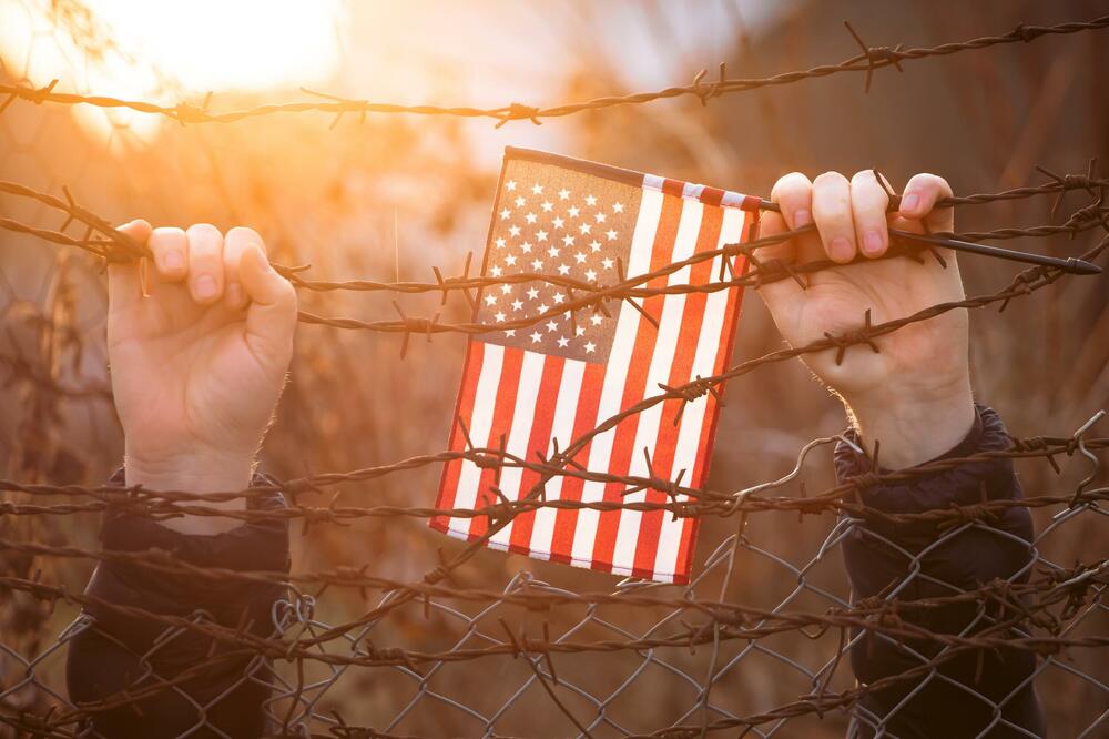 Američka zastava pričvršćena za bodljikavu žicu: Koncept američke imigracije i izbjegličke krize u Sjedinjenim Američkim Državama (Ilustracija), Foto: Shutterstock