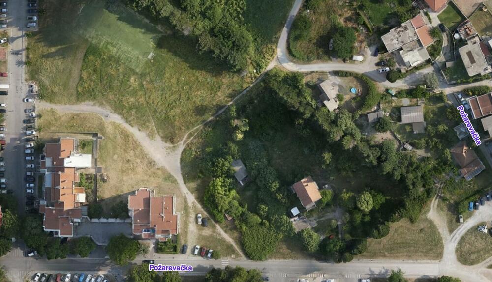 Put preko zelenila (lijevo), na susjednoj parceli (desno) niče zgrada
