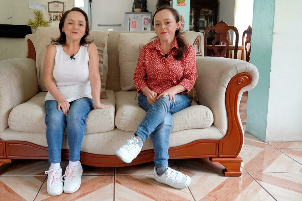 Bliznakinje Marija Luiza i Marija del Sisne kažu da im je uzajamna podrška pomogla da se izbore sa teškoćama zbog niskog rasta, Foto: JORGE PEREZ/BBC