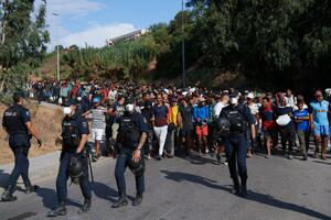 Migranti se sukobili sa policijom i probili ogradu u kampu u Grčkoj