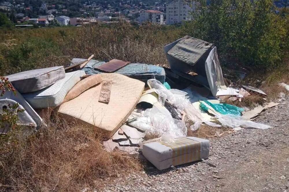 Razne vrste otpada pokraj puta u Spičanskom polju, Foto: Komunalne djelatnosti Bar