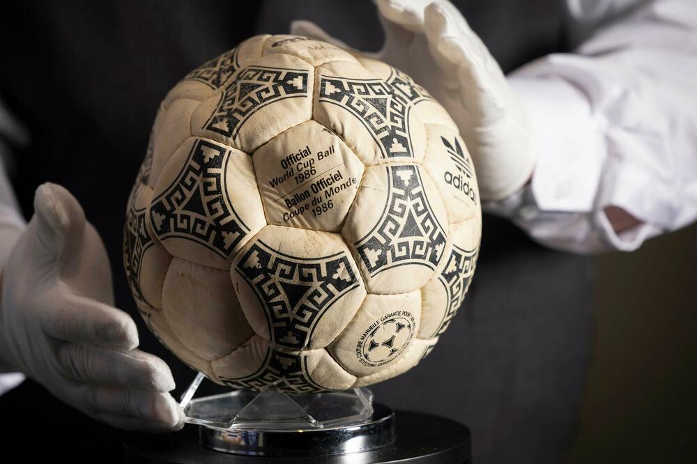 Lopta kojom je Maradona dao dva čuvena gola na Svetskom prvenstvu u Meksiku 1986. godine u četvrtfinalu protiv Engleske, Foto: PA Media