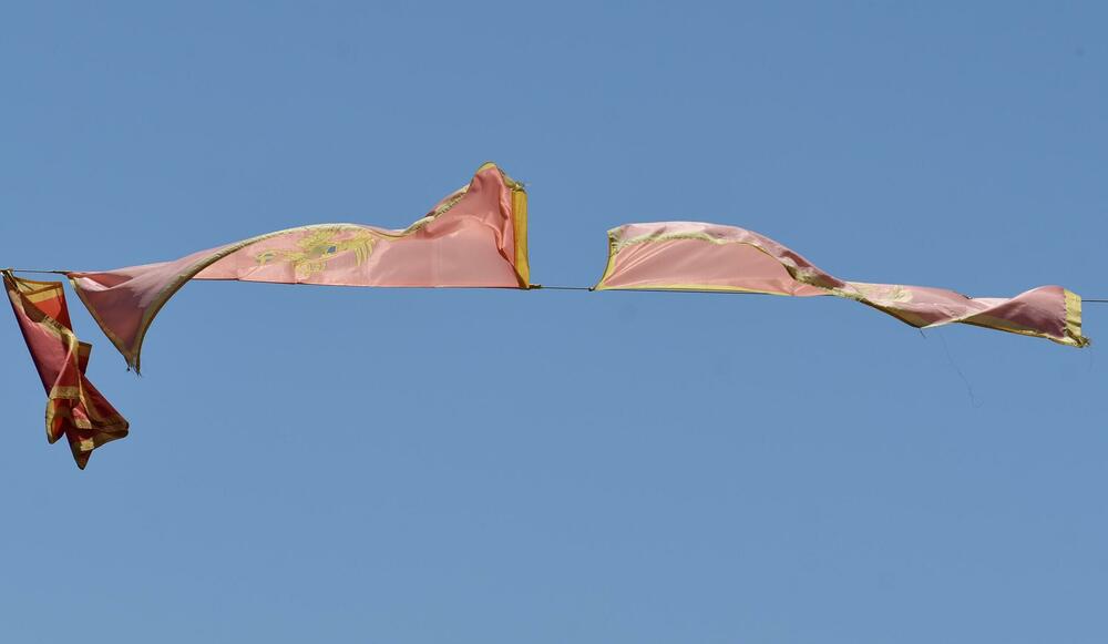 <p>Zastave postavljene uoči Dana nezavisnosti ostaju na stubovima javne rasvjete gotovo dva mjeseca, na udaru sunca, vjetra i kiše</p>  <p>Ove godine za nabavku oko 3.500 komada potrošeno blizu 10.000 eura Sagovornici &ldquo;Vijesti&rdquo; smatraju da treba racionalnije upravljati javnom imovinom</p>