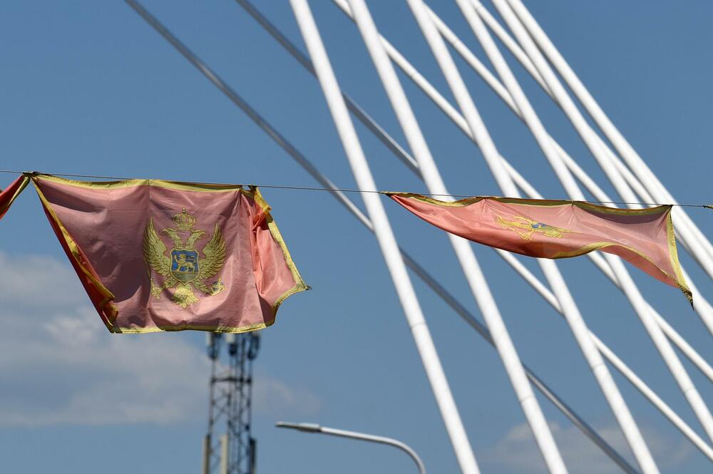 <p>Zastave postavljene uoči Dana nezavisnosti ostaju na stubovima javne rasvjete gotovo dva mjeseca, na udaru sunca, vjetra i kiše</p>  <p>Ove godine za nabavku oko 3.500 komada potrošeno blizu 10.000 eura Sagovornici &ldquo;Vijesti&rdquo; smatraju da treba racionalnije upravljati javnom imovinom</p>
