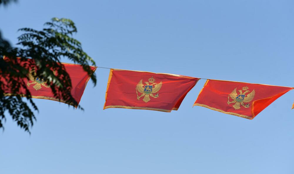 <p>Zastave postavljene uoči Dana nezavisnosti ostaju na stubovima javne rasvjete gotovo dva mjeseca, na udaru sunca, vjetra i kiše</p>  <p>Ove godine za nabavku oko 3.500 komada potrošeno blizu 10.000 eura Sagovornici &ldquo;Vijesti&rdquo; smatraju da treba racionalnije upravljati javnom imovinom</p>