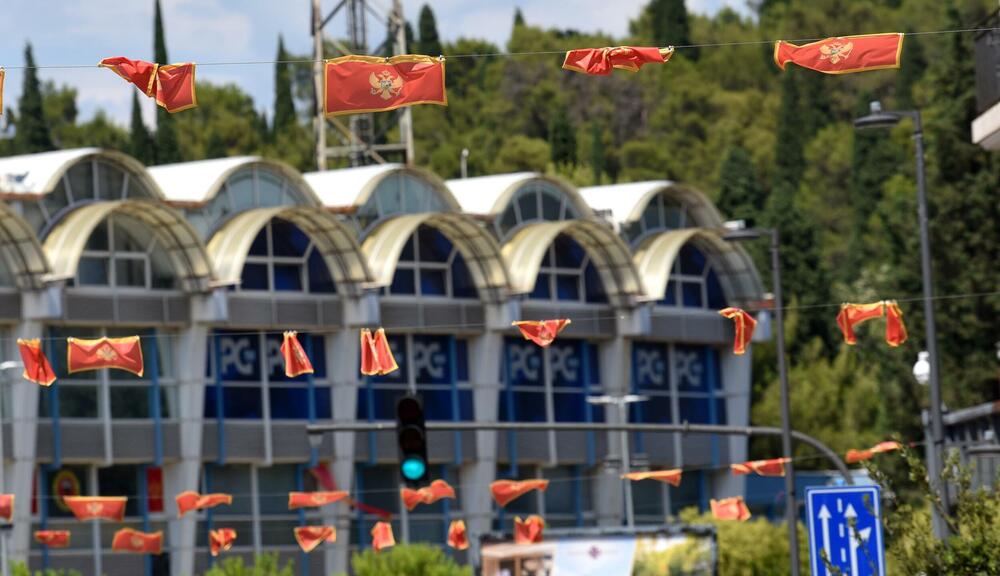 <p>Zastave postavljene uoči Dana nezavisnosti ostaju na stubovima javne rasvjete gotovo dva mjeseca, na udaru sunca, vjetra i kiše</p>  <p>Ove godine za nabavku oko 3.500 komada potrošeno blizu 10.000 eura Sagovornici &ldquo;Vijesti&rdquo; smatraju da treba racionalnije upravljati javnom imovinom</p>