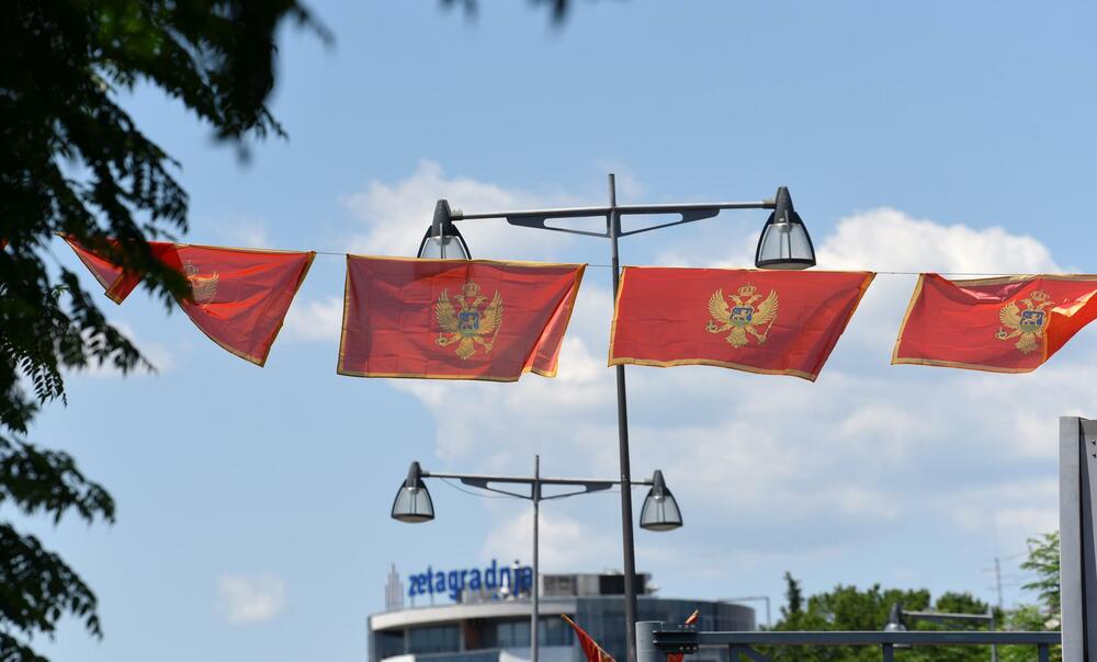 <p>Zastave postavljene uoči Dana nezavisnosti ostaju na stubovima javne rasvjete gotovo dva mjeseca, na udaru sunca, vjetra i kiše</p>  <p>Ove godine za nabavku oko 3.500 komada potrošeno blizu 10.000 eura Sagovornici &ldquo;Vijesti&rdquo; smatraju da treba racionalnije upravljati javnom imovinom</p>