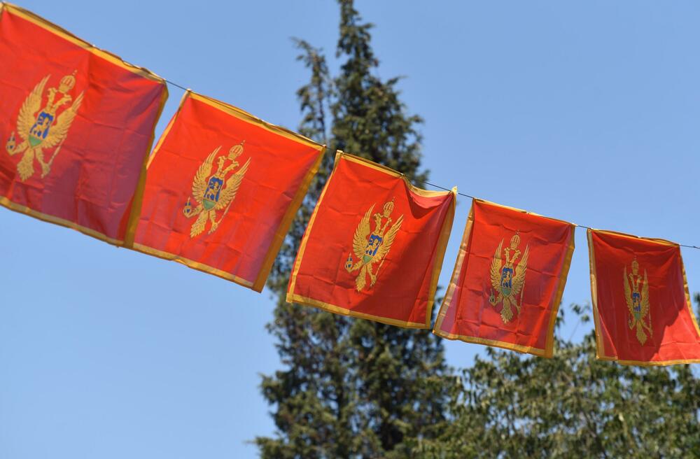 <p>Zastave postavljene uoči Dana nezavisnosti ostaju na stubovima javne rasvjete gotovo dva mjeseca, na udaru sunca, vjetra i kiše</p>  <p>Ove godine za nabavku oko 3.500 komada potrošeno blizu 10.000 eura Sagovornici &ldquo;Vijesti&rdquo; smatraju da treba racionalnije upravljati javnom imovinom</p>