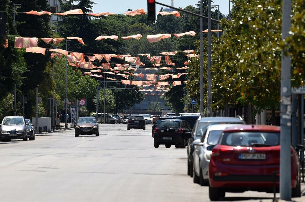 <p>Zastave postavljene uoči Dana nezavisnosti ostaju na stubovima javne rasvjete gotovo dva mjeseca, na udaru sunca, vjetra i kiše</p>  <p>Ove godine za nabavku oko 3.500 komada potrošeno blizu 10.000 eura Sagovornici &ldquo;Vijesti&rdquo; smatraju da treba racionalnije upravljati javnom imovinom</p>