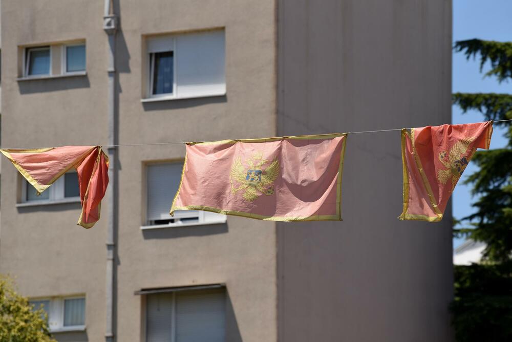 <p>Zastave postavljene uoči Dana nezavisnosti ostaju na stubovima javne rasvjete gotovo dva mjeseca, na udaru sunca, vjetra i kiše</p>  <p>Ove godine za nabavku oko 3.500 komada potrošeno blizu 10.000 eura Sagovornici &ldquo;Vijesti&rdquo; smatraju da treba racionalnije upravljati javnom imovinom</p>