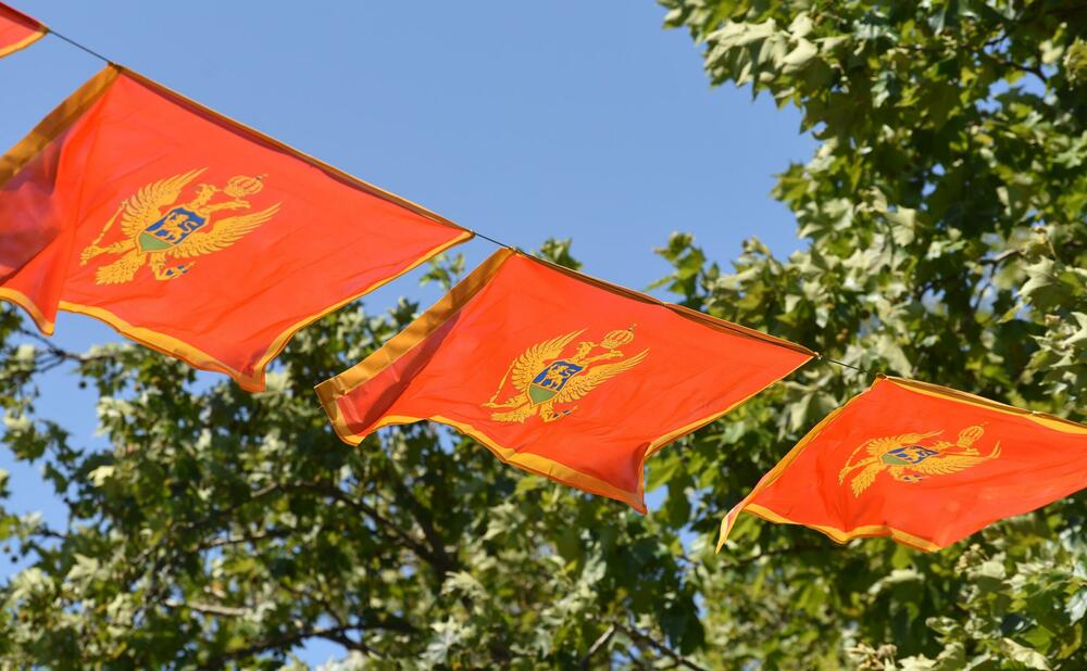 <p>Zastave postavljene uoči Dana nezavisnosti ostaju na stubovima javne rasvjete gotovo dva mjeseca, na udaru sunca, vjetra i kiše</p>  <p>Ove godine za nabavku oko 3.500 komada potrošeno blizu 10.000 eura Sagovornici &ldquo;Vijesti&rdquo; smatraju da treba racionalnije upravljati javnom imovinom</p>