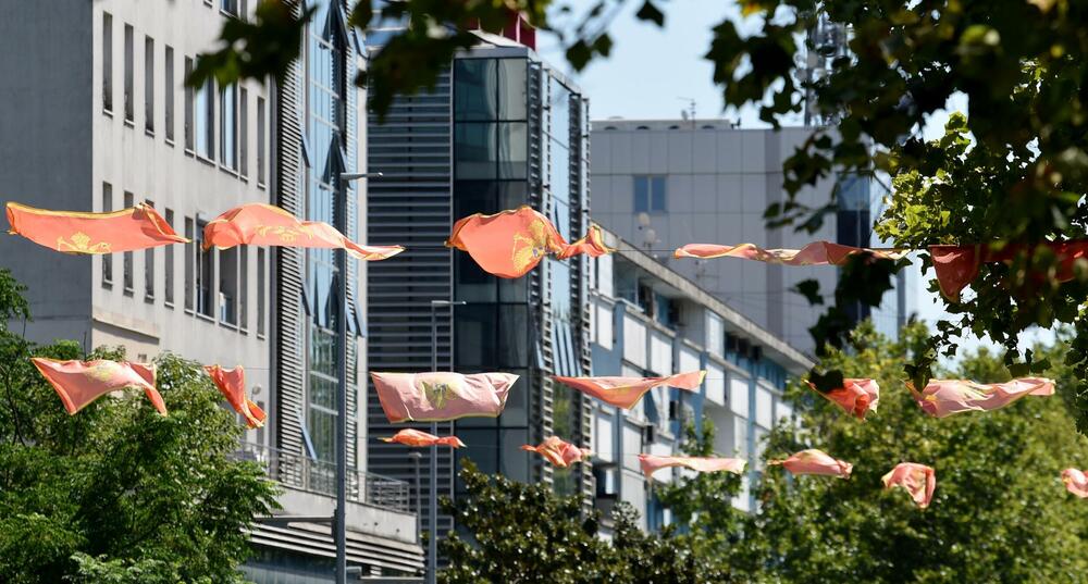 <p>Zastave postavljene uoči Dana nezavisnosti ostaju na stubovima javne rasvjete gotovo dva mjeseca, na udaru sunca, vjetra i kiše</p>  <p>Ove godine za nabavku oko 3.500 komada potrošeno blizu 10.000 eura Sagovornici &ldquo;Vijesti&rdquo; smatraju da treba racionalnije upravljati javnom imovinom</p>