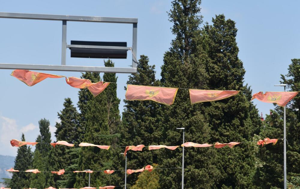 <p>Zastave postavljene uoči Dana nezavisnosti ostaju na stubovima javne rasvjete gotovo dva mjeseca, na udaru sunca, vjetra i kiše</p>  <p>Ove godine za nabavku oko 3.500 komada potrošeno blizu 10.000 eura Sagovornici &ldquo;Vijesti&rdquo; smatraju da treba racionalnije upravljati javnom imovinom</p>