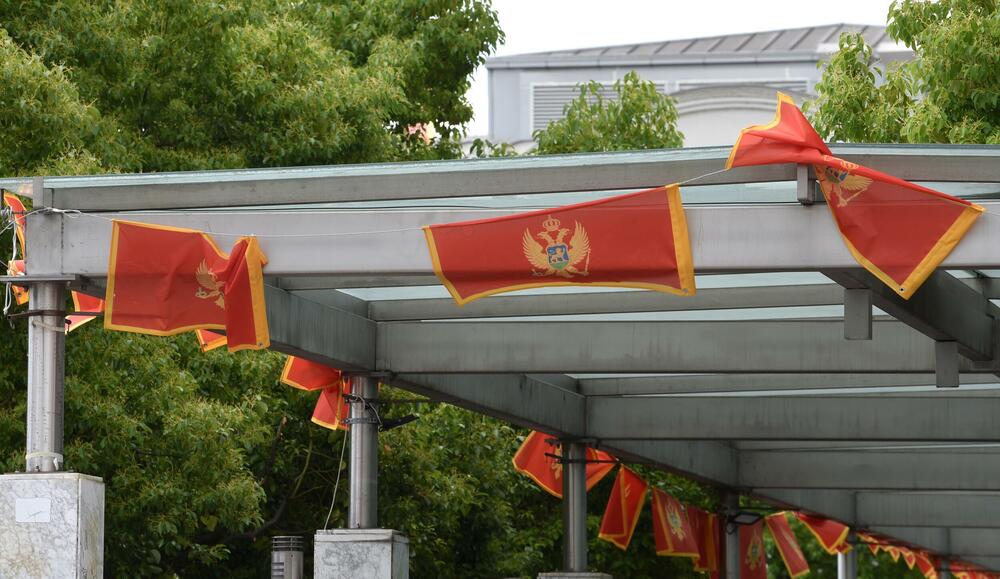 <p>Zastave postavljene uoči Dana nezavisnosti ostaju na stubovima javne rasvjete gotovo dva mjeseca, na udaru sunca, vjetra i kiše</p>  <p>Ove godine za nabavku oko 3.500 komada potrošeno blizu 10.000 eura Sagovornici &ldquo;Vijesti&rdquo; smatraju da treba racionalnije upravljati javnom imovinom</p>
