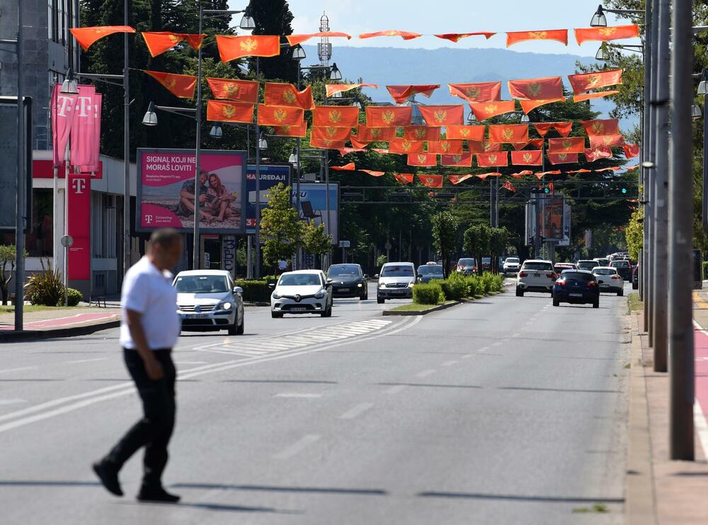 <p>Zastave postavljene uoči Dana nezavisnosti ostaju na stubovima javne rasvjete gotovo dva mjeseca, na udaru sunca, vjetra i kiše</p>  <p>Ove godine za nabavku oko 3.500 komada potrošeno blizu 10.000 eura Sagovornici &ldquo;Vijesti&rdquo; smatraju da treba racionalnije upravljati javnom imovinom</p>