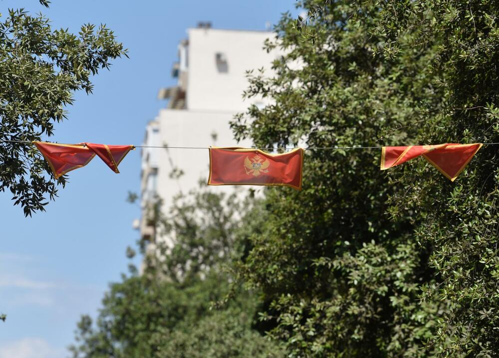 <p>Zastave postavljene uoči Dana nezavisnosti ostaju na stubovima javne rasvjete gotovo dva mjeseca, na udaru sunca, vjetra i kiše</p>  <p>Ove godine za nabavku oko 3.500 komada potrošeno blizu 10.000 eura Sagovornici &ldquo;Vijesti&rdquo; smatraju da treba racionalnije upravljati javnom imovinom</p>
