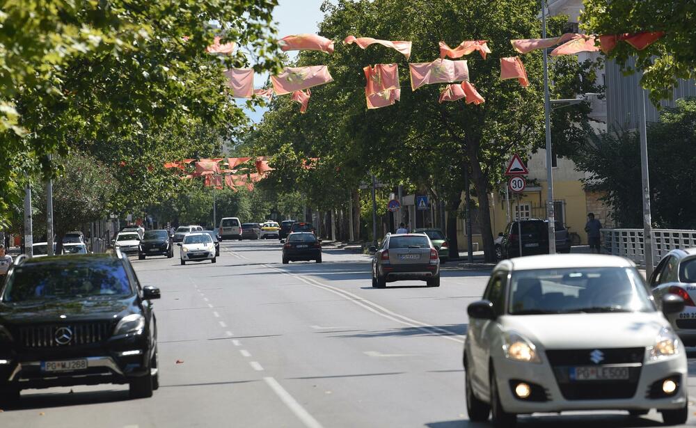 <p>Zastave postavljene uoči Dana nezavisnosti ostaju na stubovima javne rasvjete gotovo dva mjeseca, na udaru sunca, vjetra i kiše</p>  <p>Ove godine za nabavku oko 3.500 komada potrošeno blizu 10.000 eura Sagovornici &ldquo;Vijesti&rdquo; smatraju da treba racionalnije upravljati javnom imovinom</p>