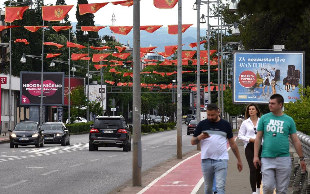 <p>Zastave postavljene uoči Dana nezavisnosti ostaju na stubovima javne rasvjete gotovo dva mjeseca, na udaru sunca, vjetra i kiše</p>  <p>Ove godine za nabavku oko 3.500 komada potrošeno blizu 10.000 eura Sagovornici &ldquo;Vijesti&rdquo; smatraju da treba racionalnije upravljati javnom imovinom</p>