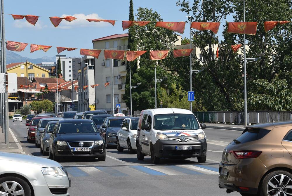 <p>Zastave postavljene uoči Dana nezavisnosti ostaju na stubovima javne rasvjete gotovo dva mjeseca, na udaru sunca, vjetra i kiše</p>  <p>Ove godine za nabavku oko 3.500 komada potrošeno blizu 10.000 eura Sagovornici &ldquo;Vijesti&rdquo; smatraju da treba racionalnije upravljati javnom imovinom</p>