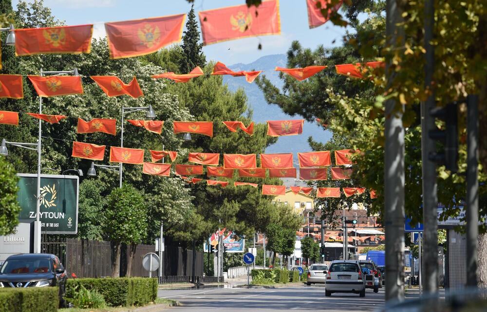 <p>Zastave postavljene uoči Dana nezavisnosti ostaju na stubovima javne rasvjete gotovo dva mjeseca, na udaru sunca, vjetra i kiše</p>  <p>Ove godine za nabavku oko 3.500 komada potrošeno blizu 10.000 eura Sagovornici &ldquo;Vijesti&rdquo; smatraju da treba racionalnije upravljati javnom imovinom</p>