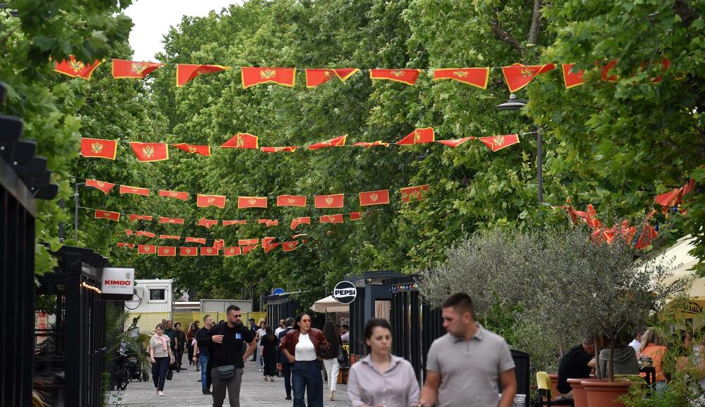 <p>Zastave postavljene uoči Dana nezavisnosti ostaju na stubovima javne rasvjete gotovo dva mjeseca, na udaru sunca, vjetra i kiše</p>  <p>Ove godine za nabavku oko 3.500 komada potrošeno blizu 10.000 eura Sagovornici &ldquo;Vijesti&rdquo; smatraju da treba racionalnije upravljati javnom imovinom</p>
