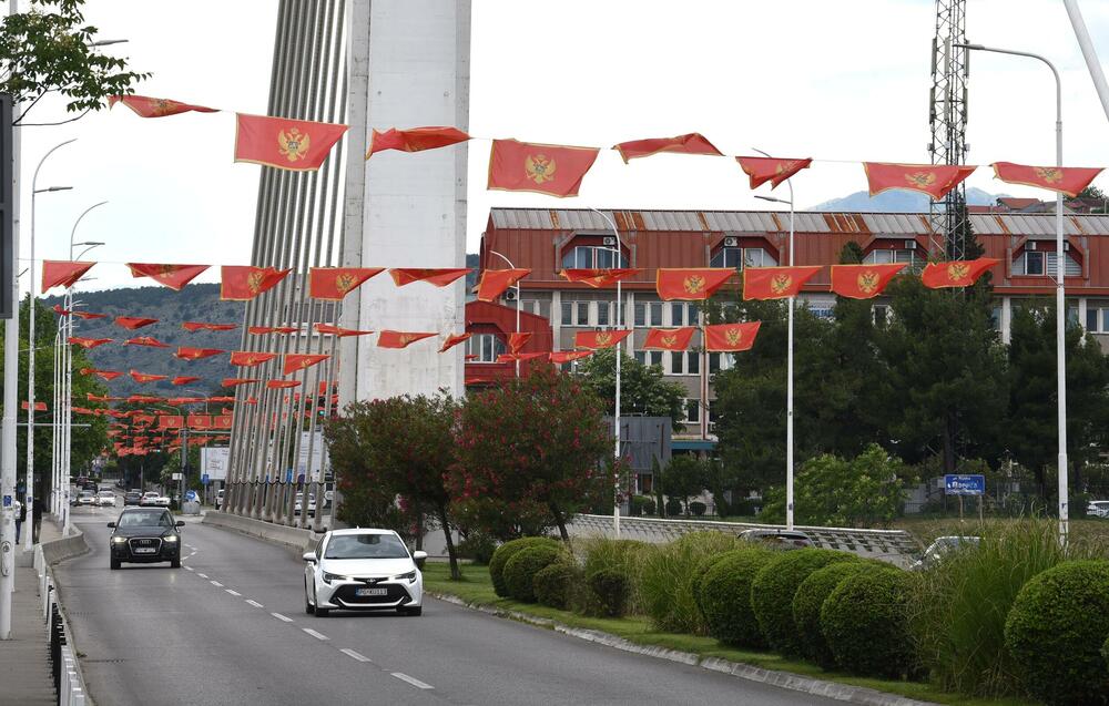 Zastave na mostu Milenijum 21. maja 2026.