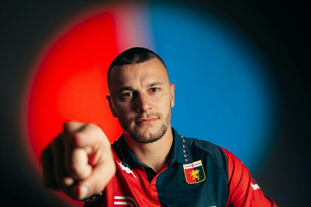 Osmajić tokom predstavljanja u Đenovi, Foto: X/Genoa CFC