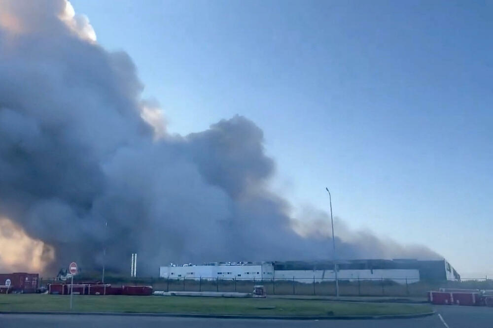 Dim se uzdiže iz logističkog centra ruskog giganta u oblasti elektronske trgovine "Vajldberiz" u Kotovsku, nakon napada dronom, Foto: Reuters