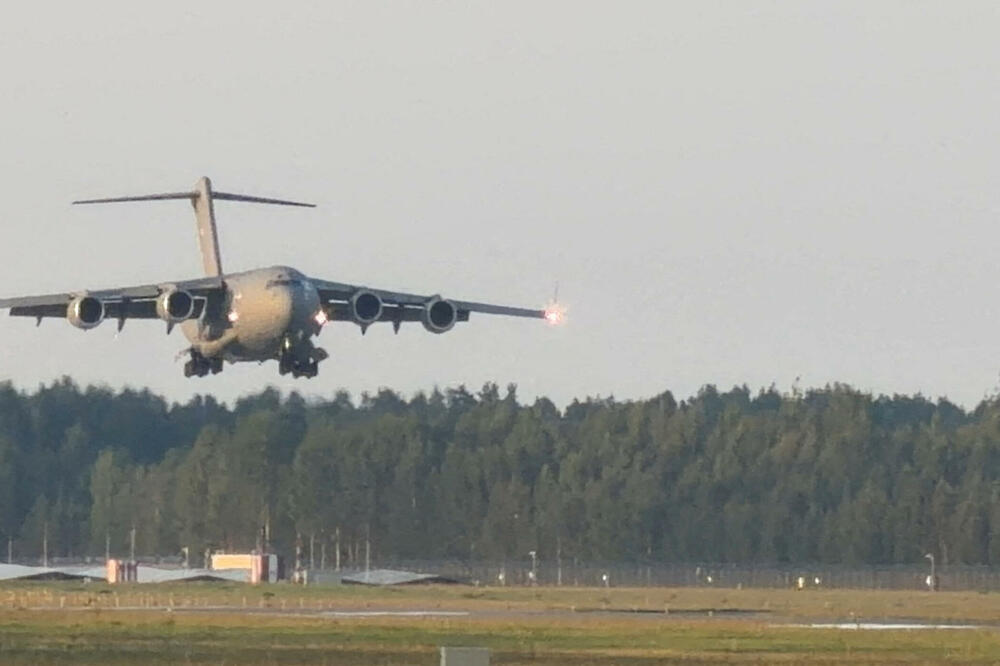 Avion &ldquo;C-17 gloubmaster&rdquo;, za koji se vjeruje da je prevozio Retklifa, slijeće u blizini Rige 25. avgusta, Foto: Reuters