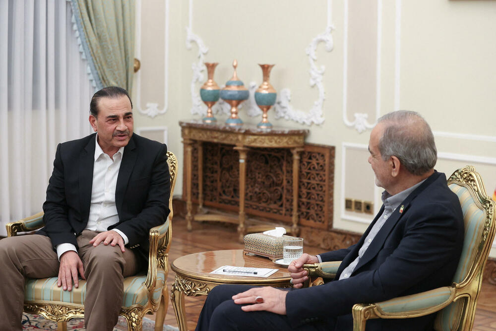 Asim Munir i Mahmud Pezeškijan u Teheranu 24. avgusta