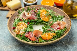 Salata sa pomorandžom, pršutom i rukolom