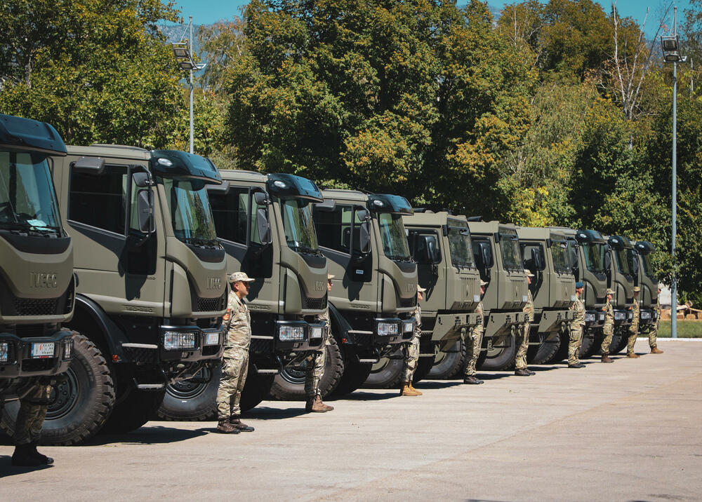<p>Stigla vozilo IVECO Eurocargo, u varijantama MLL150 i M170, namijenjeno prvenstveno transportu ljudstva i materijala</p>
