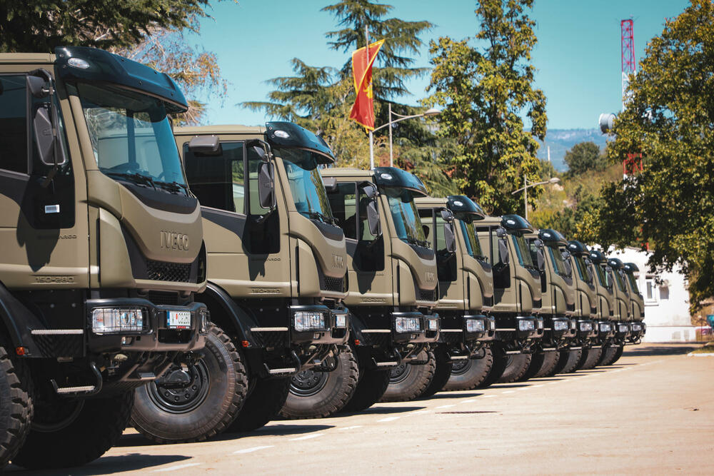 <p>Stigla vozilo IVECO Eurocargo, u varijantama MLL150 i M170, namijenjeno prvenstveno transportu ljudstva i materijala</p>